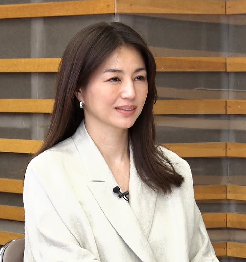 「突然ですが占ってもいいですか？」に出演する井川遥（C）フジテレビ