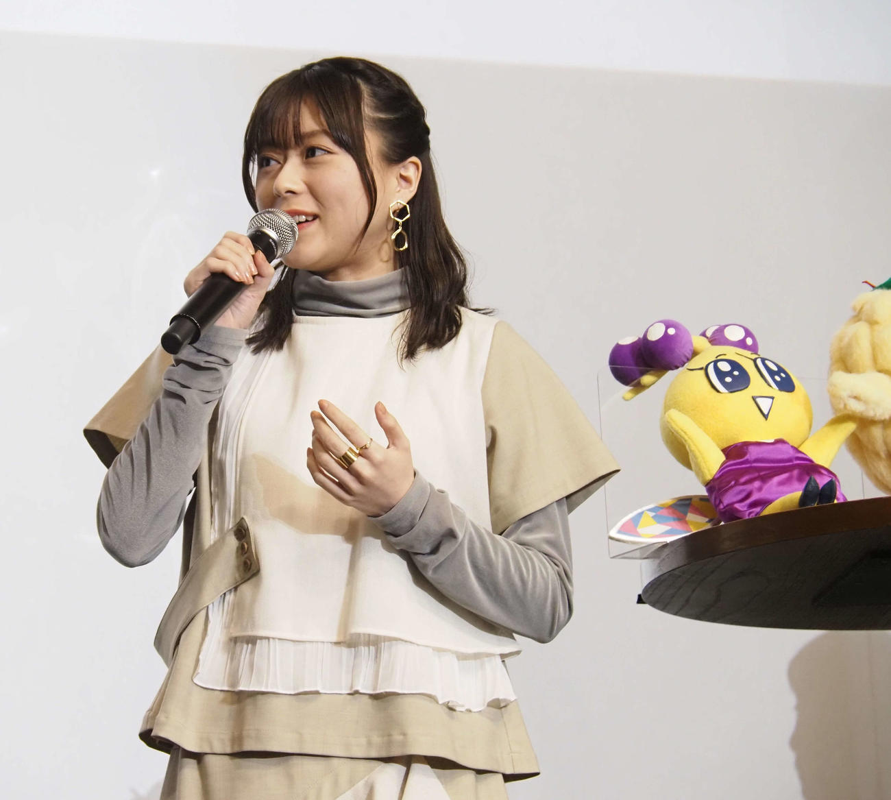 トークする水瀬いのり。右は水瀬が声をあてるキャラクター「ツノミン」のぬいぐるみ（撮影・遠藤尚子）