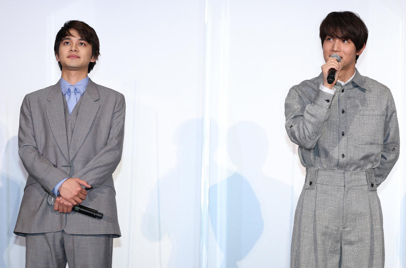 映画「スクロール」公開記念舞台あいさつを行った北村匠海（左）と中川大志（撮影・中島郁夫）