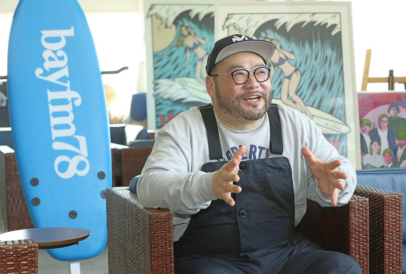 インタビューに答える山田ルイ53世（撮影・丹羽敏通）