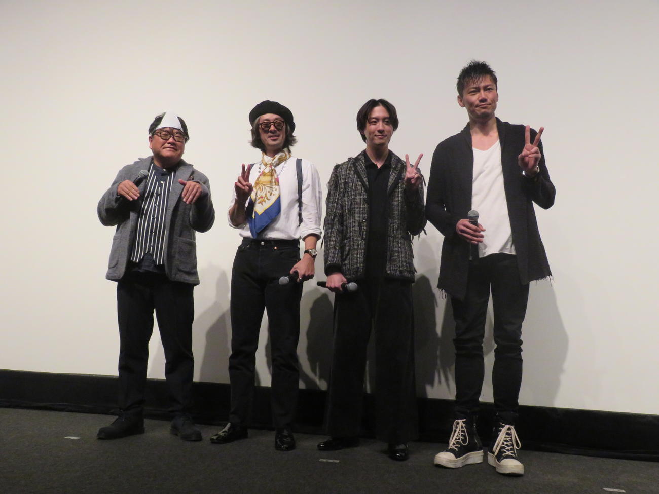 映画「ひみつのなっちゃん。」の舞台あいさつに登場した、左からカンニング竹山、滝藤賢一、渡部秀、岩永洋昭