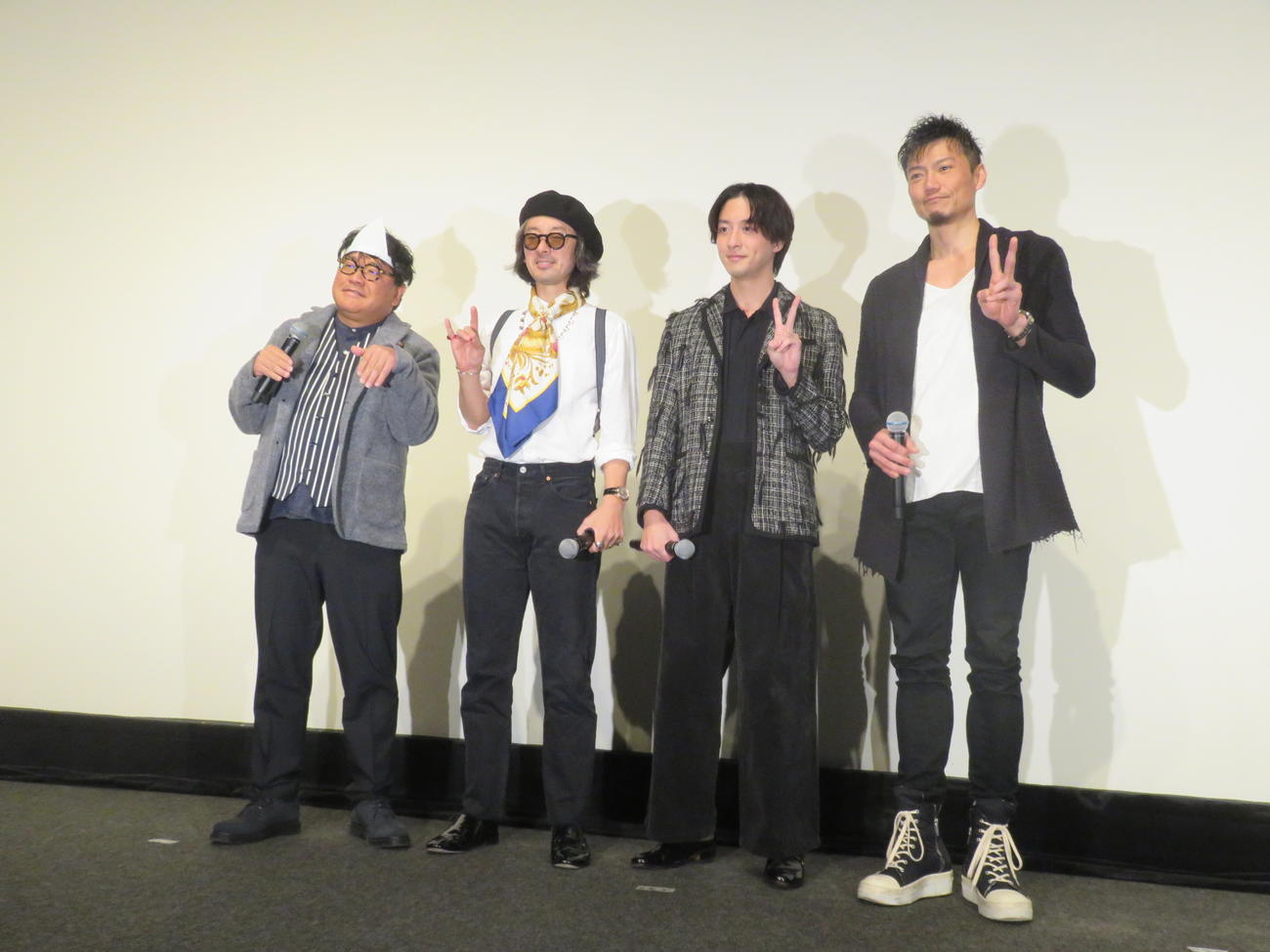 映画「ひみつのなっちゃん。」の舞台あいさつに登場した、左からカンニング竹山、滝藤賢一、渡部秀、岩永洋昭