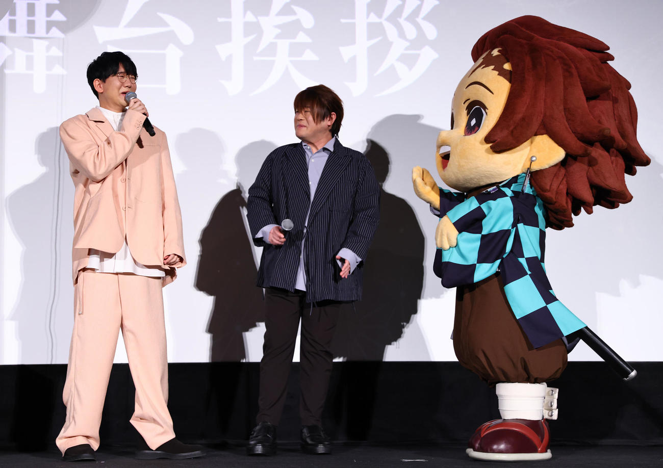 『ワールドツアー上映「鬼滅の刃」上弦集結、そして刀鍛冶の里へ』公開記念舞台あいさつで対面する花江夏樹（左）と炭治郎（右）。中央は松岡禎丞（撮影・垰建太）