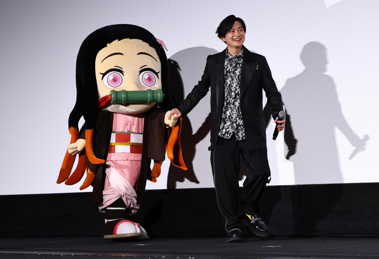 『ワールドツアー上映「鬼滅の刃」上弦集結、そして刀鍛冶の里へ』公開記念舞台あいさつで禰豆子（左）の手を引く善逸役の下野紘（撮影・垰建太）