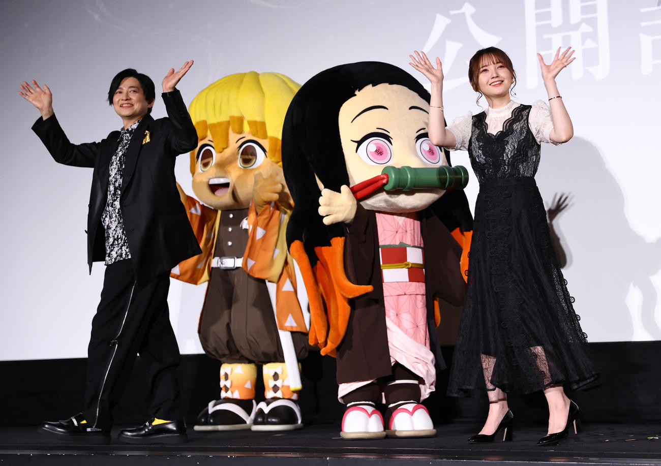 『ワールドツアー上映「鬼滅の刃」上弦集結、そして刀鍛冶の里へ』公開記念舞台あいさつで手を振る、左から下野紘、善逸、禰豆子、鬼頭明里（撮影・垰建太）