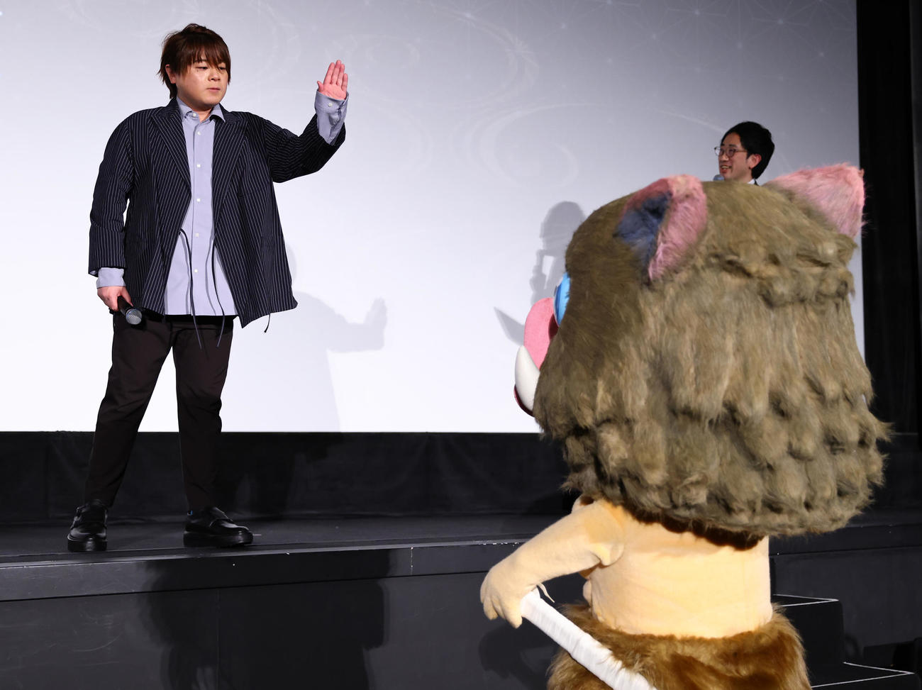 『ワールドツアー上映「鬼滅の刃」上弦集結、そして刀鍛冶の里へ』公開記念舞台あいさつで見つめ合う伊之助（右）と松岡禎丞（撮影・垰建太）