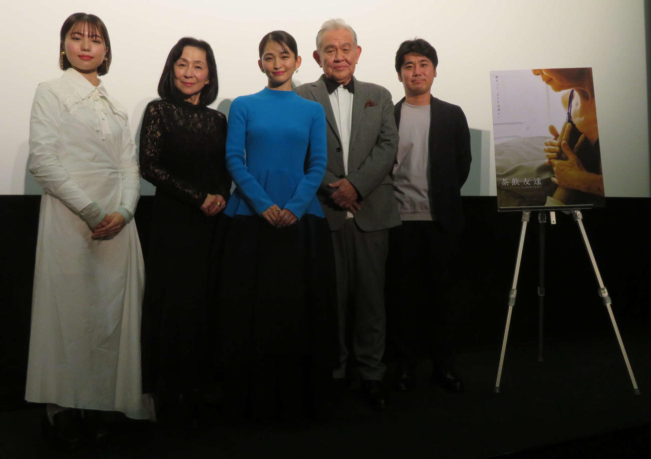 映画「茶飲友達」初日舞台あいさつに登壇した、左から海沼未羽、磯西真喜、岡本玲、渡辺哲、外山文治監督（撮影・村上幸将）