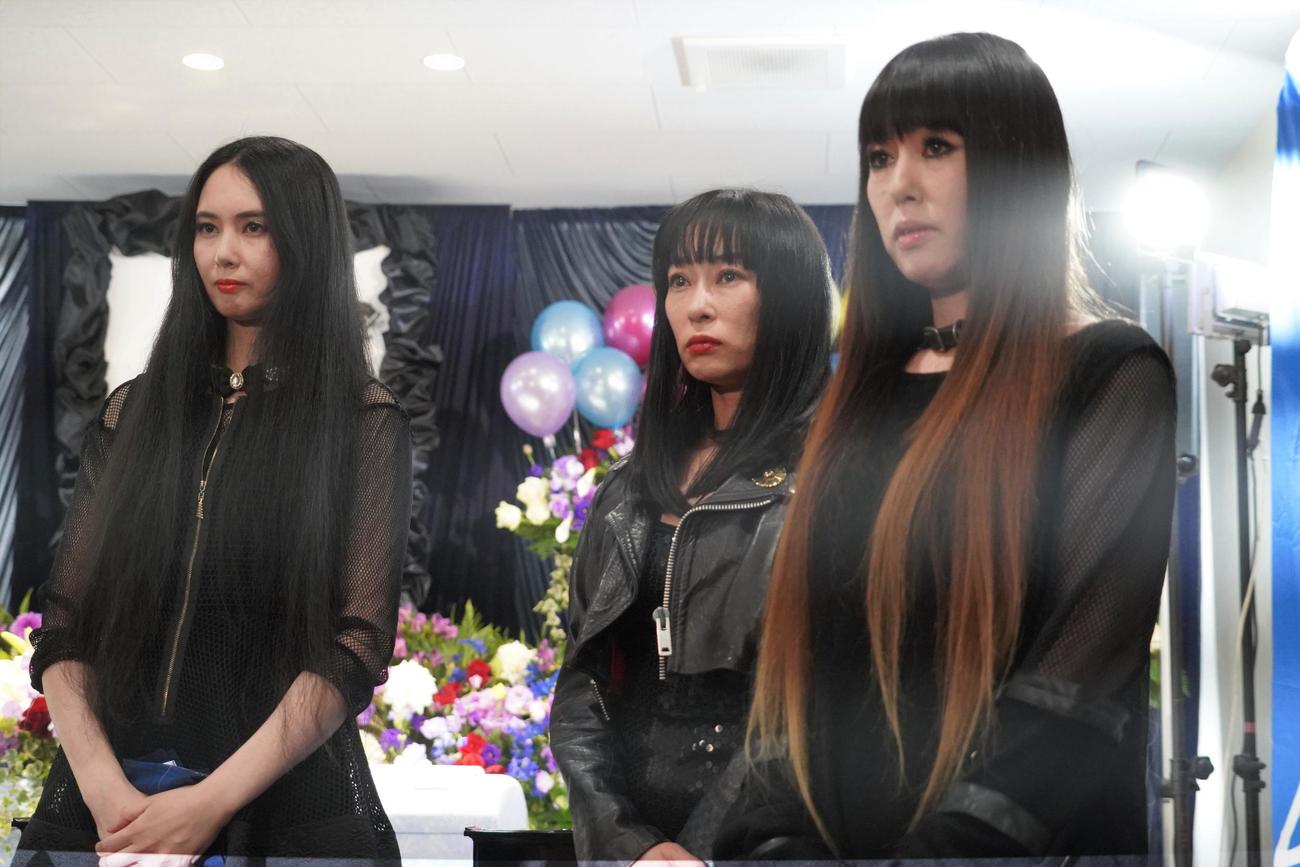 膵臓（すいぞう）がんのため亡くなったロックバンド、シーナ＆ロケッツのリーダーでギタリストの鮎川誠さんのロック葬儀で取材に応じる、左から長女の鮎川陽子、次女の純子、三女の知慧子