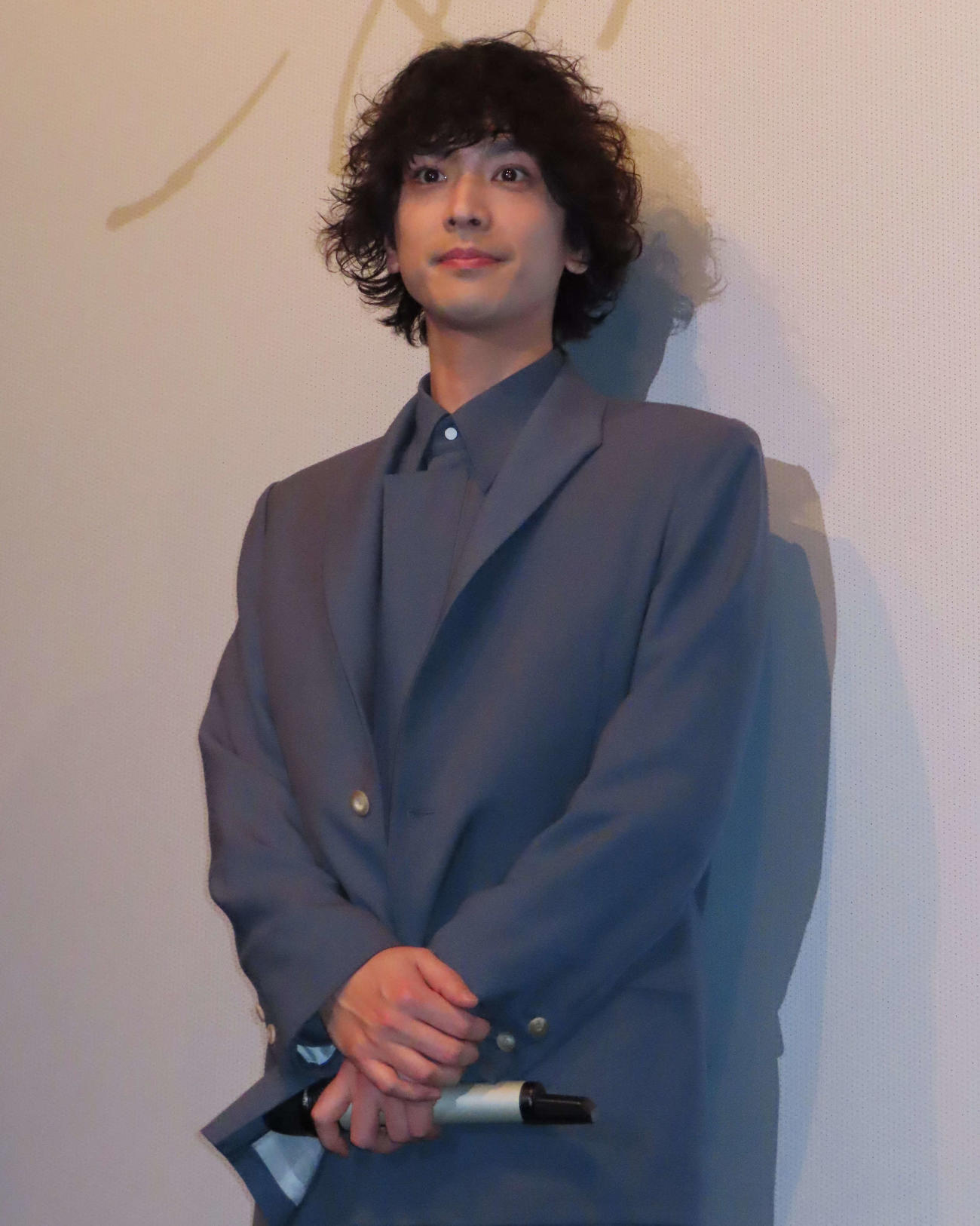 映画「生きててごめんなさい」の公開記念舞台あいさつに出席した黒羽麻璃央