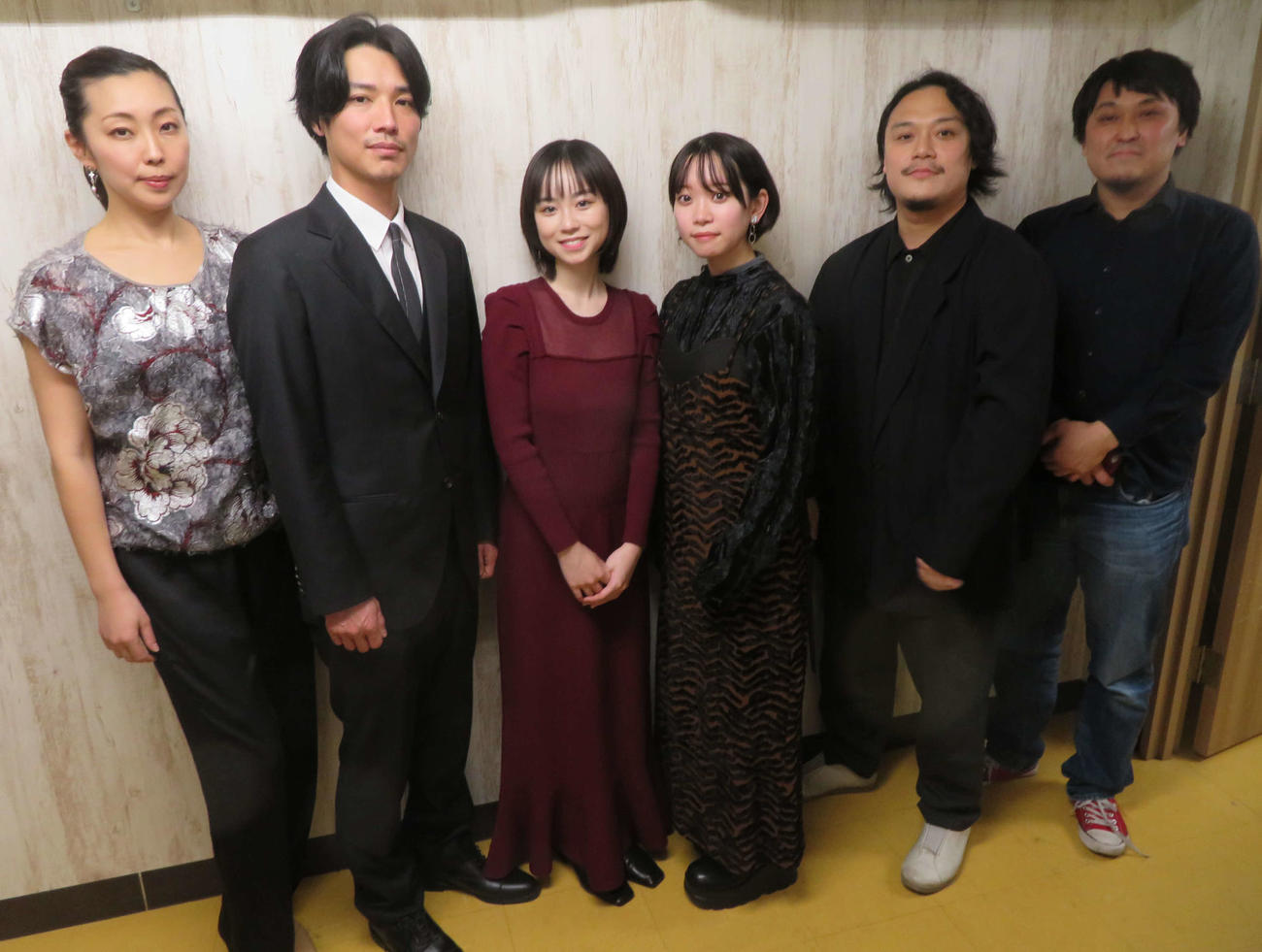 映画「グッドバイ、バッドマガジンズ」に出演した、左から春日井静奈、ヤマダユウスケ、杏花、架乃ゆらと横山翔一監督、宮嶋信光プロデューサー（撮影・村上幸将）