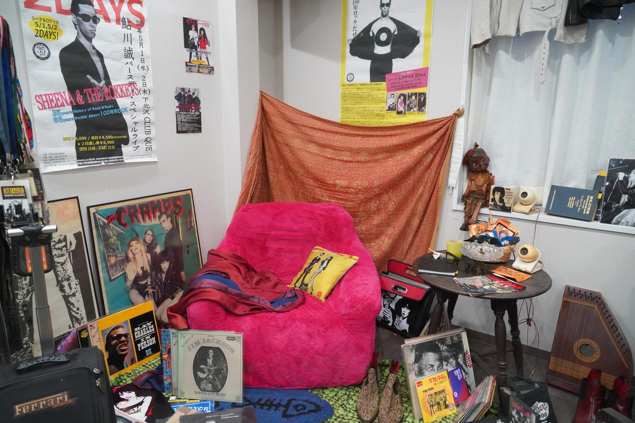 膵臓（すいぞう）がんのため亡くなったロックバンド、シーナ＆ロケッツのリーダーでギタリストの鮎川誠さんのロック葬で会場に設置された「思い出の部屋」