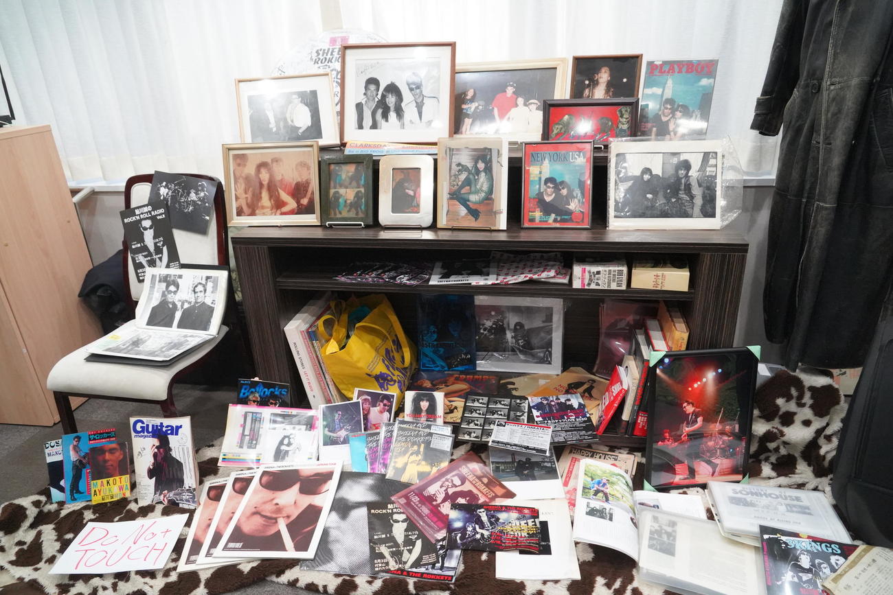 膵臓（すいぞう）がんのため亡くなったロックバンド、シーナ＆ロケッツのリーダーでギタリストの鮎川誠さんのロック葬で会場に設置された「思い出の部屋」