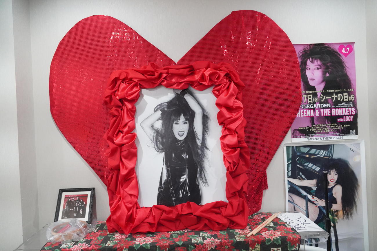 膵臓（すいぞう）がんのため亡くなったロックバンド、シーナ＆ロケッツのリーダーでギタリストの鮎川誠さんのロック葬で会場に設置された「思い出の部屋」