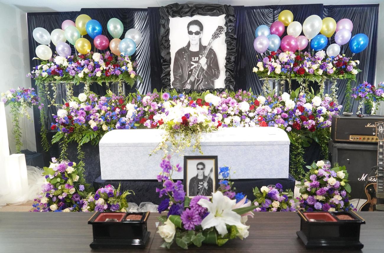 膵臓（すいぞう）がんのため亡くなったロックバンド、シーナ＆ロケッツのリーダーでギタリストの鮎川誠さんの祭壇