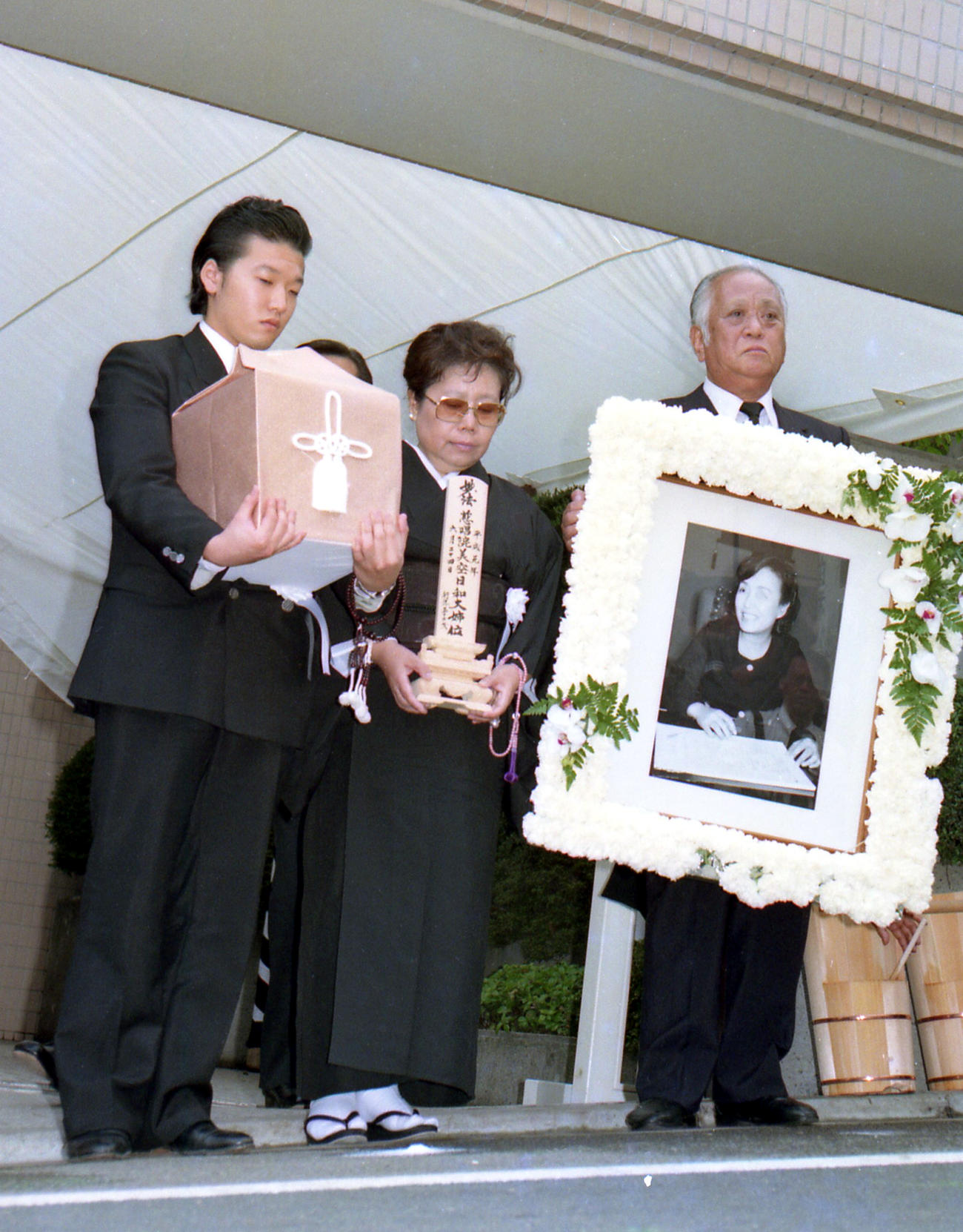 89年6月26日、美空ひばりの告別式で遺骨を持つ加藤和也氏（左）