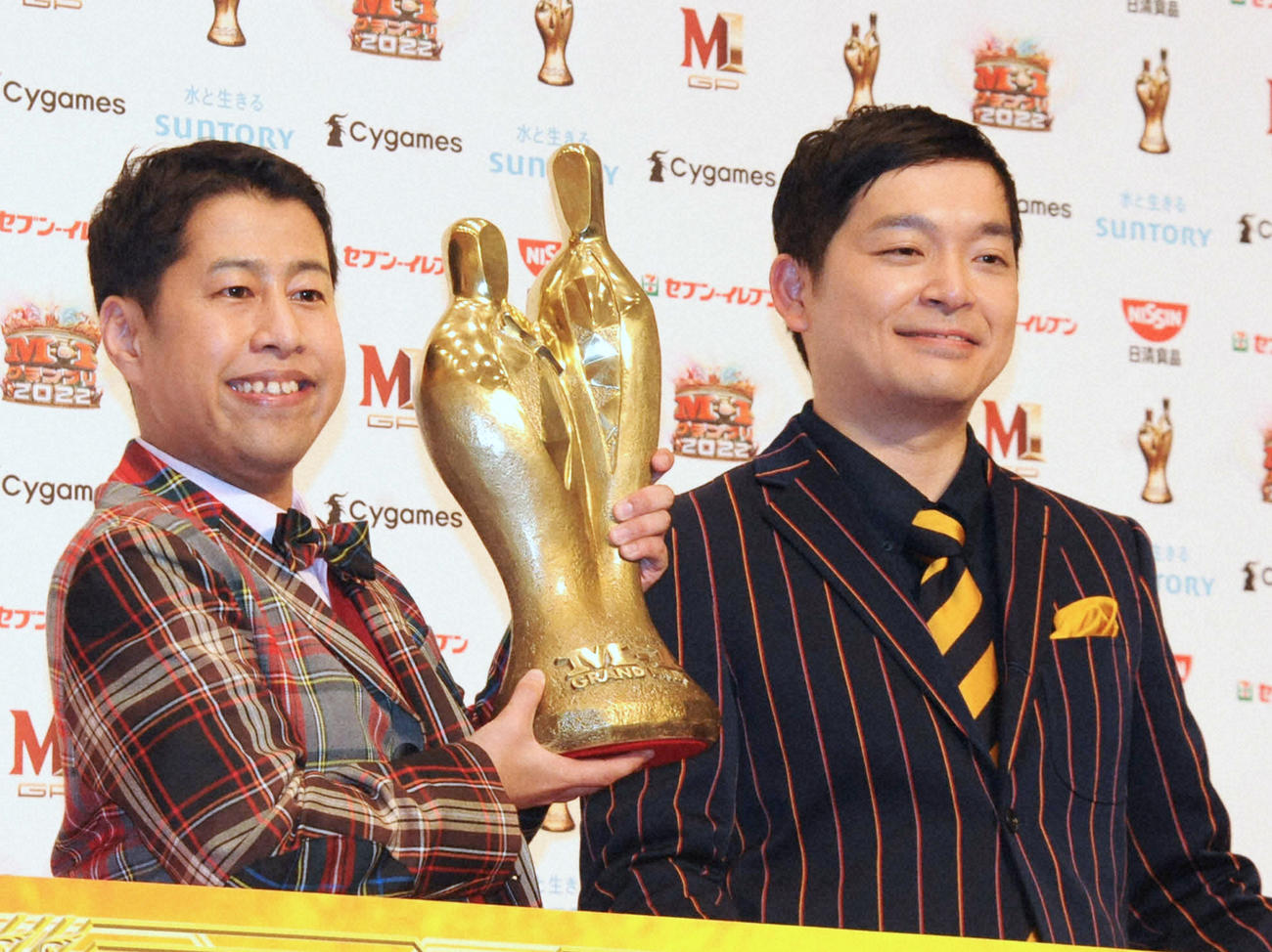 「M－1グランプリ2022」で優勝したウエストランドの井口浩之（左）と河本太（2022年12月撮影）