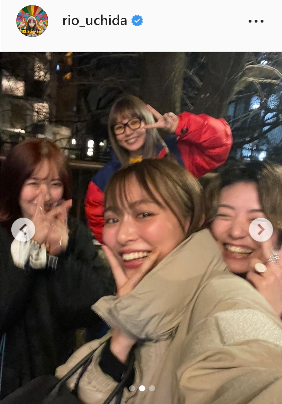 内田理央（前列中央）は野呂佳代（後列）らと4人でピースサイン（内田理央のインスタグラムより）