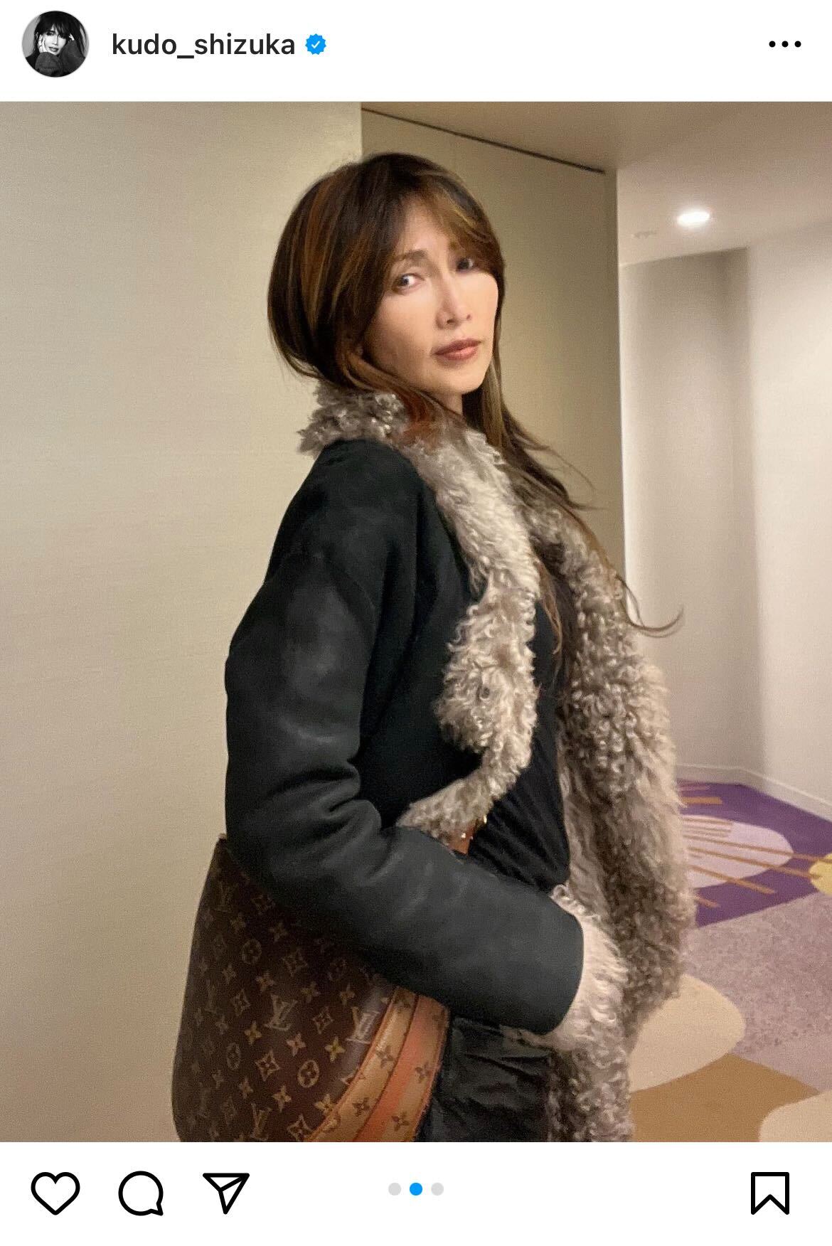 黒いコートを羽織った写真を公開した工藤静香（インスタグラムより）
