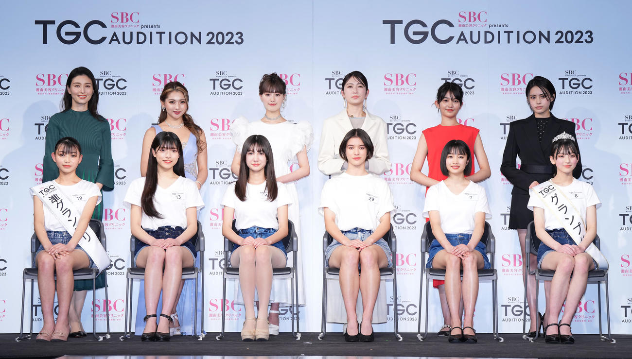 「TGC AUDITION」の公開ドラフト会議を終え記念写真に納まる、前列左から岩村心愛、奥野美紗、エリン、佐野咲弥、結菜、入江日奈子。後列左から橋本マナミ、ゆきぽよ、鶴嶋乃愛、三島あよな、吉田朱里、安斉星来（撮影・菅敏）