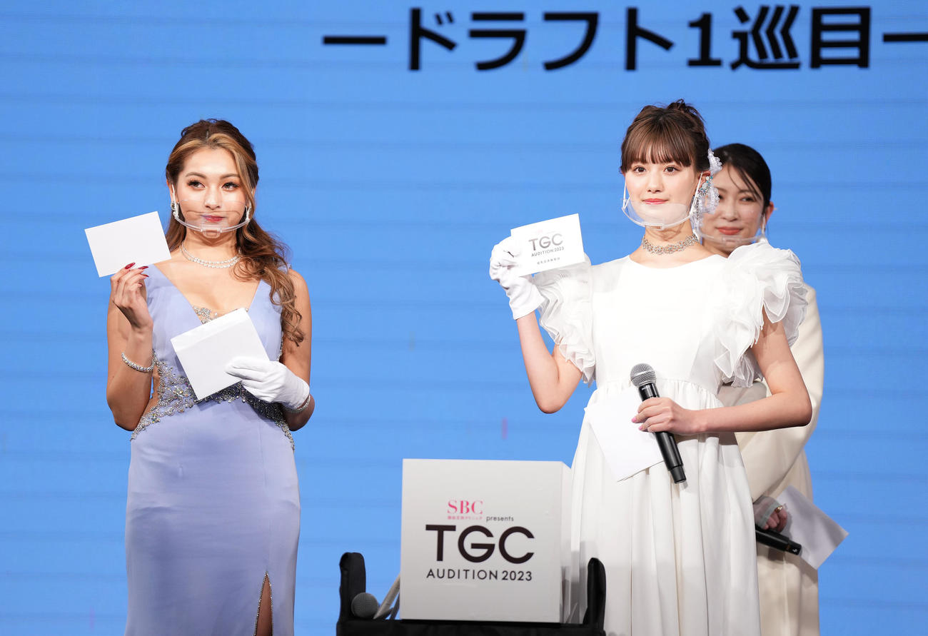 「TGC AUDITION」の公開ドラフト会議でドラフト1巡目でエリンを指名し、当たりくじ引きする鶴嶋乃愛。左は外れたゆきぽよ（撮影・菅敏）