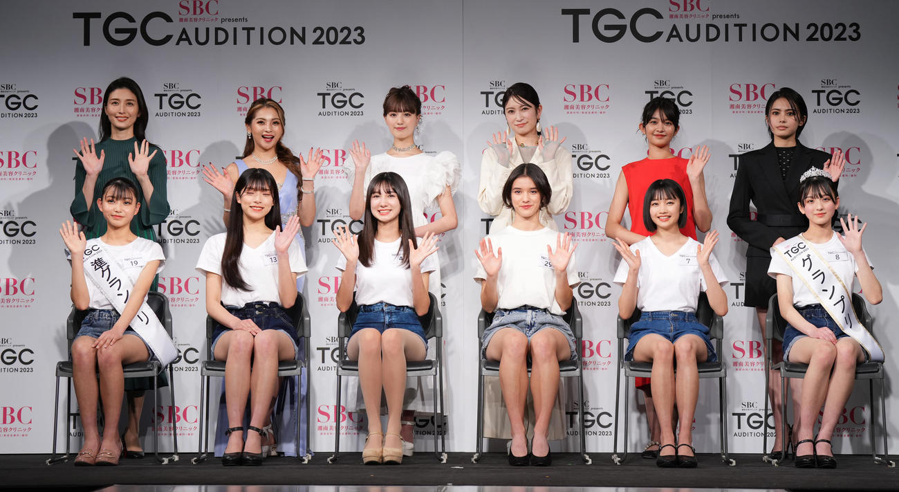 「TGC AUDITION」の公開ドラフト会議を終え記念写真に納まる、前列左から岩村心愛さん、奥野美紗さん、エリンさん、佐野咲弥さん、結菜さん、入江日奈子さん。後列左から橋本マナミ、ゆきぽよ、鶴嶋乃愛、三島あよな、吉田朱里、安斉星来（撮影・菅敏）