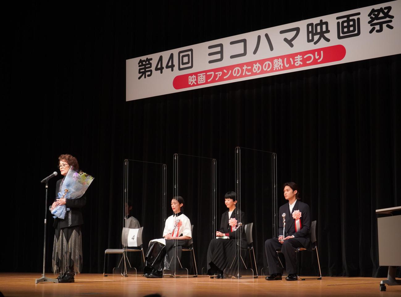 第44回ヨコハマ映画祭授賞式に出席した、左から倍賞千恵子、河合優実、早川千絵監督、磯村勇斗（撮影・佐藤成）