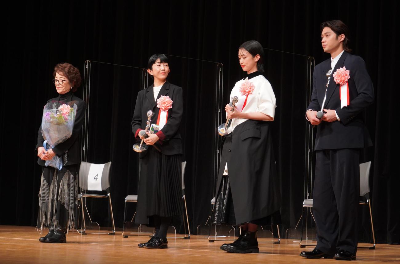 第44回ヨコハマ映画祭授賞式に出席した、左から倍賞千恵子、河合優実、早川千絵監督、磯村勇斗（撮影・佐藤成）