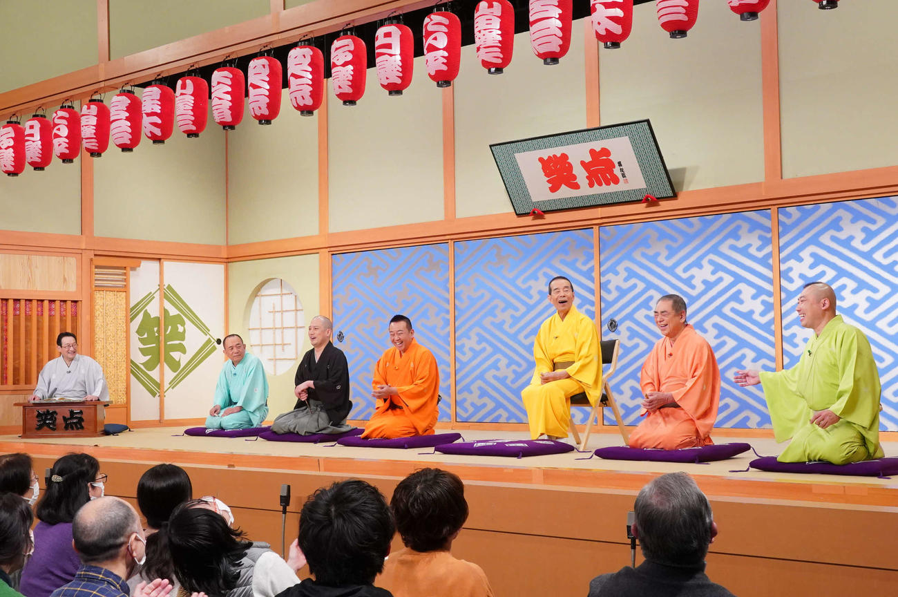 新メンバーの春風亭一之輔（左から3人目）を加えて行われた日本テレビ系「笑点」の収録風景