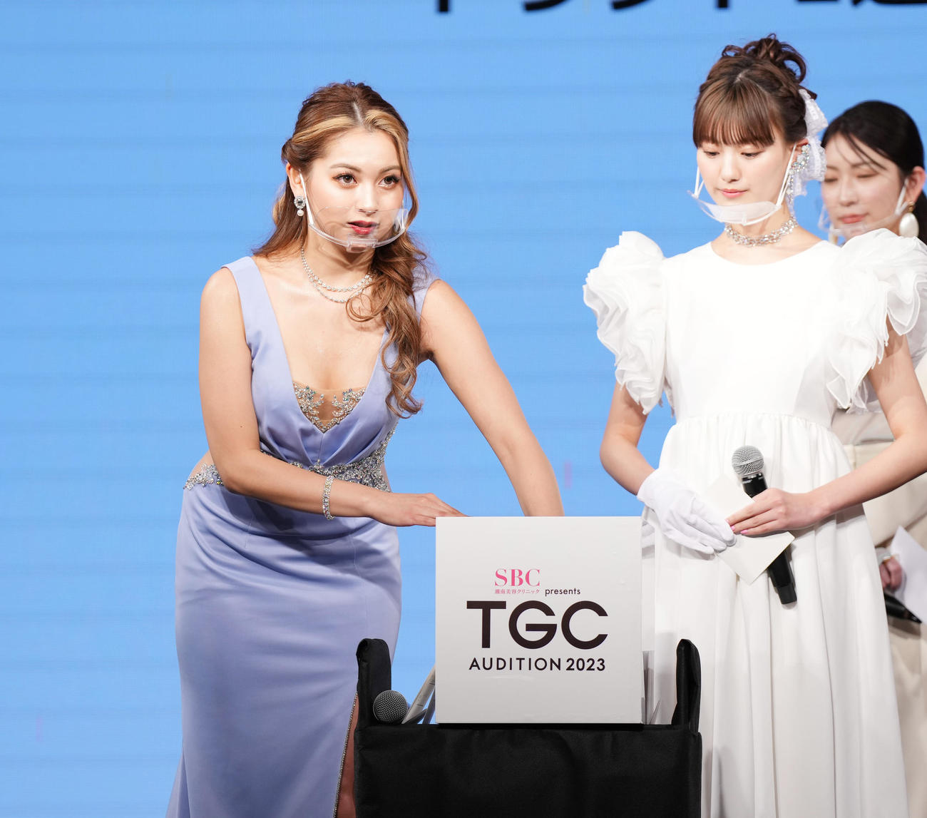 「TGC AUDITION」の公開ドラフト会議でドラフト1巡目でエリンを指名し、くじを引くゆきぽよ。右は鶴嶋乃愛（撮影・菅敏）