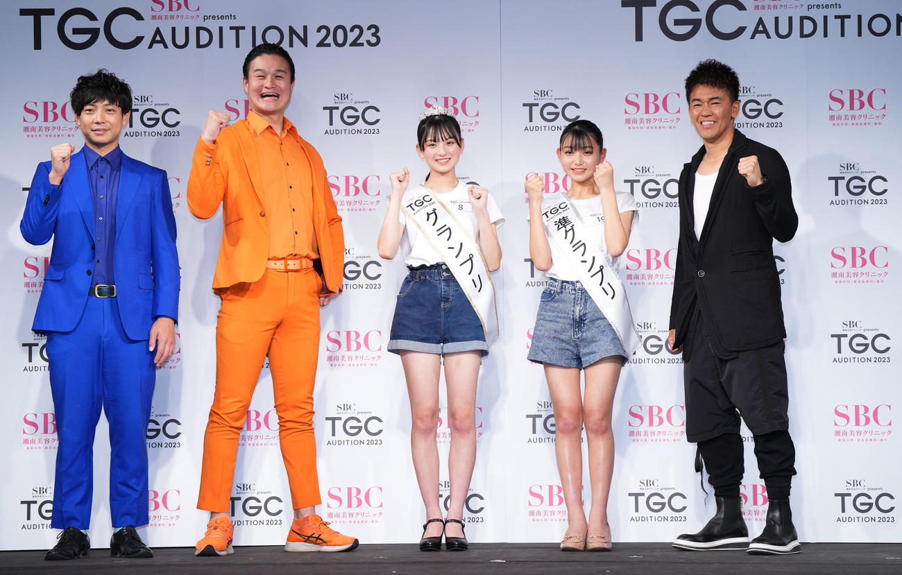 「TGC AUDITION」を終え、ティモンディの前田裕太（左端）、高岸宏行（左から2人目）、武井壮（右端）と記念写真に納まるグランプリの入江日奈子（左から3人目）と準グランプリの岩村心愛（撮影・菅敏）