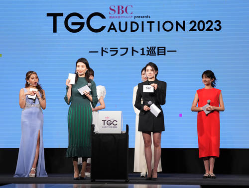 「TGC AUDITION」の公開ドラフト会議でドラフト1巡目で入江日奈子を指名し、当たりくじ引きする安斉星来（右から2人目）。左から2人目は外れた橋本マナミ（撮影・菅敏）