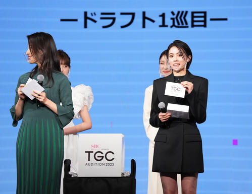「TGC AUDITION」の公開ドラフト会議でドラフト1巡目で入江日奈子を指名し、当たりくじ引きする安斉星来。左は外れた橋本マナミ（撮影・菅敏）