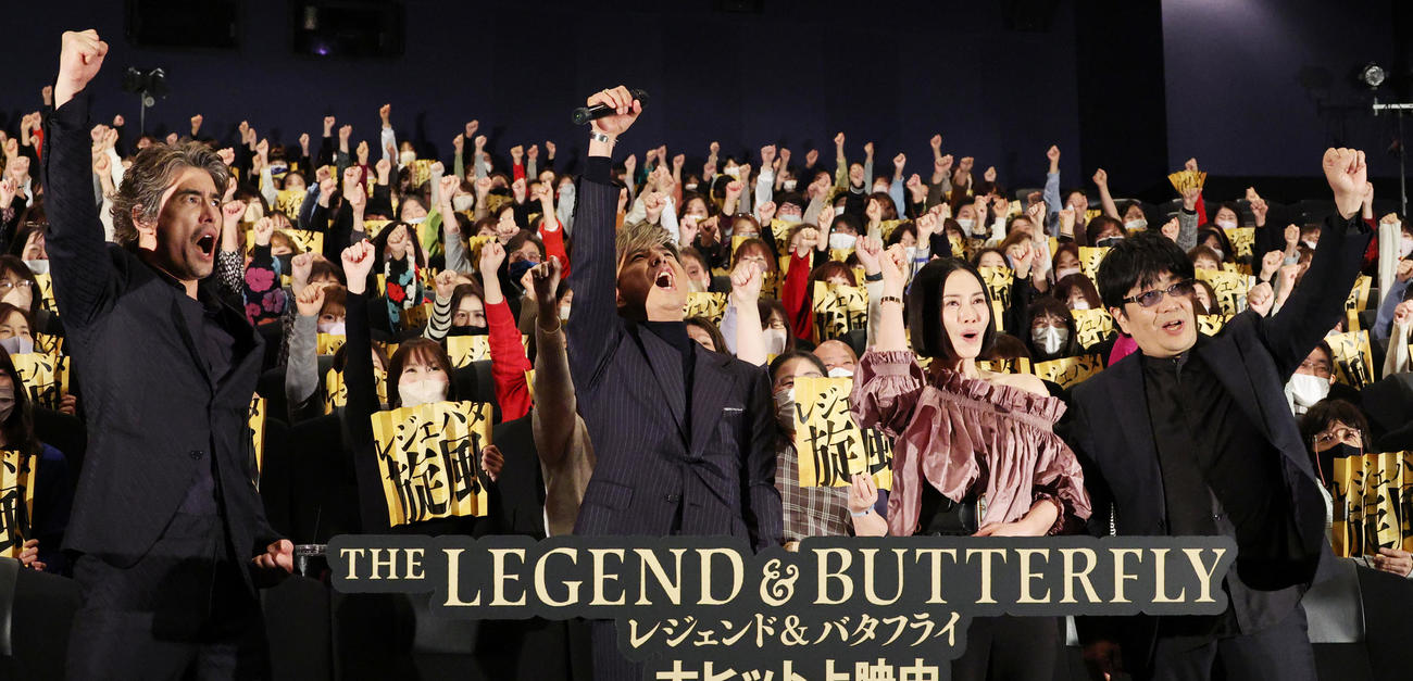 映画「レジェンド＆バタフライ」大ヒット御礼舞台あいさつで勝ちどきを上げる、左から伊藤英明、木村拓哉、中谷美紀、大友啓史監督（撮影・中島郁夫）