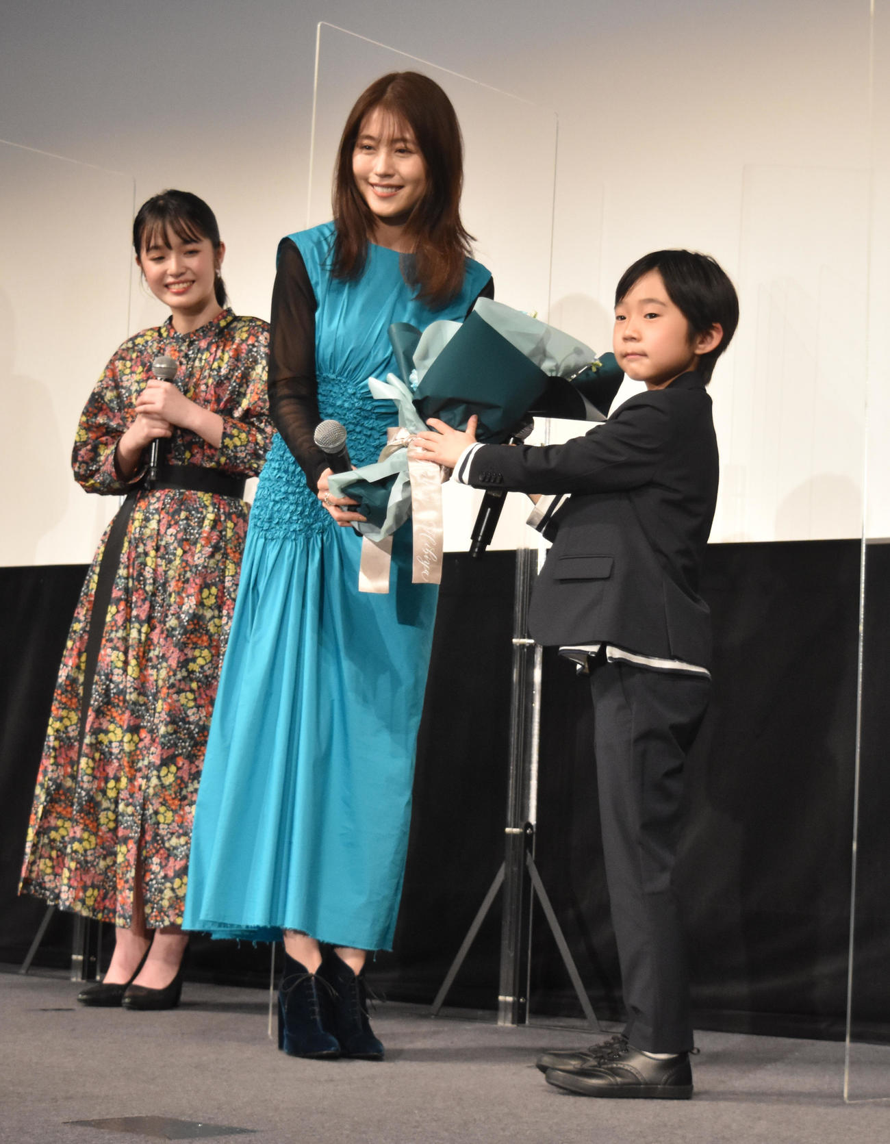 Netflixの主演映画「ちひろさん」の完成披露舞台あいさつに登壇し、嶋田鉄太からサプライズでバースデー花束を受け取った有村架純