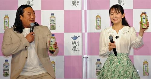 「綾鷹 桜デザインボトル」発売記念PRイベントに出席するロバート秋山竜次と吉岡里帆(撮影・高橋洋平)