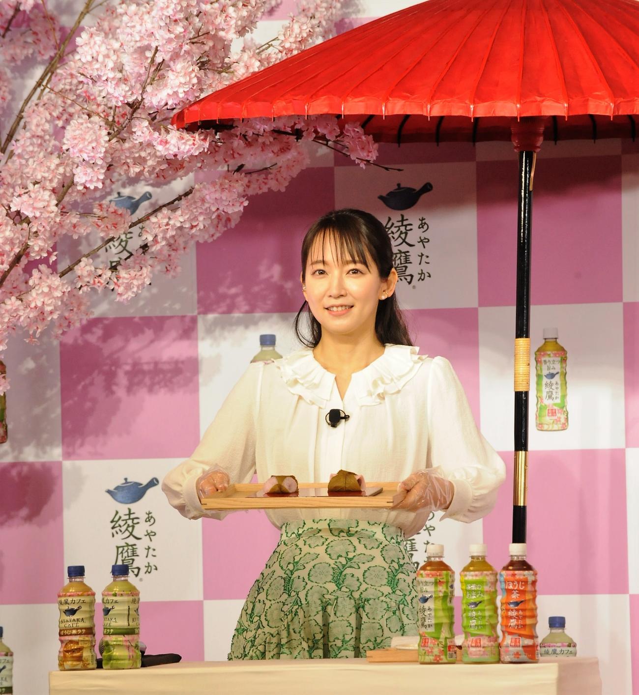 「綾鷹　桜デザインボトル」発売記念PRイベントに出席し、桜餅を持つ吉岡里帆（撮影・高橋洋平）