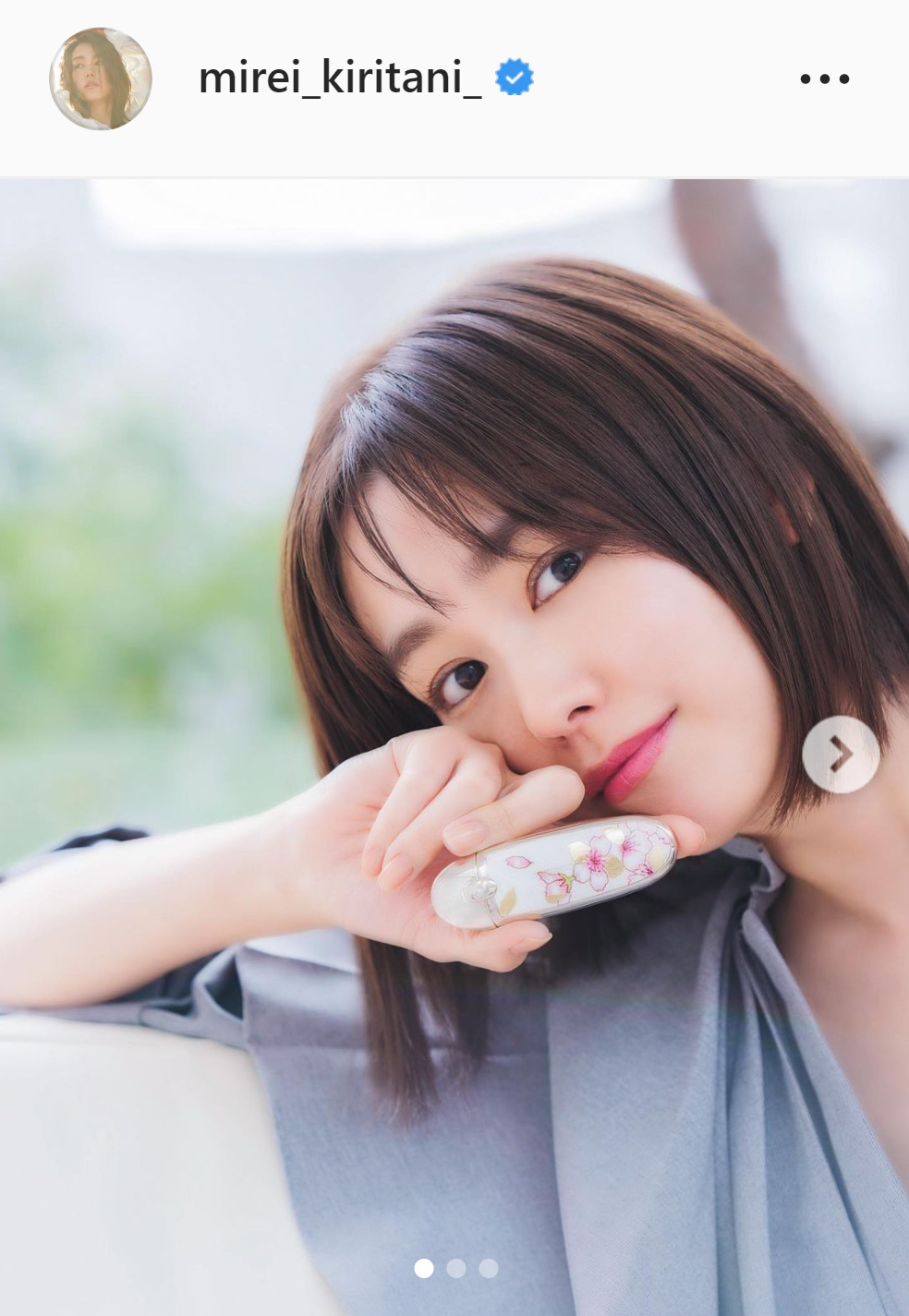 リップスティックを手にする桐谷美玲（桐谷美玲のインスタグラムより）