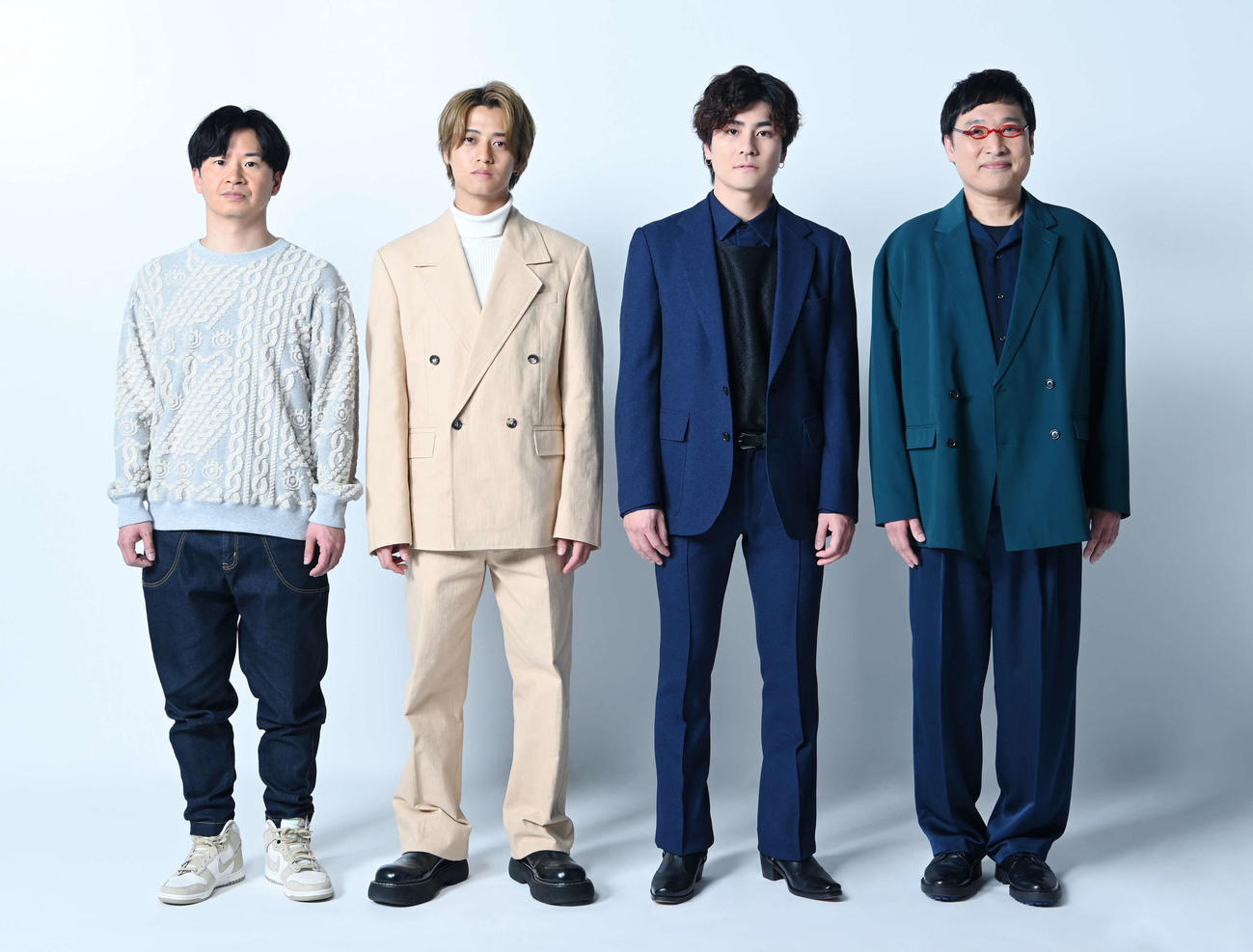 ドラマ「だが、情熱はある」に主演する高橋海人（左から2人目）と森本慎太郎（同3人目）。左端は若林正恭、右端は山里亮太