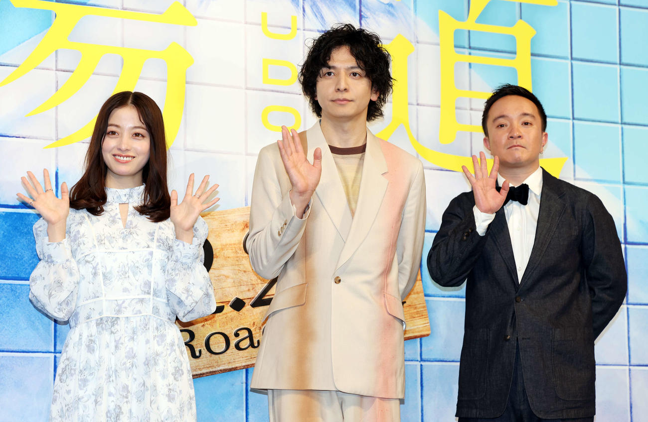 笑顔で手を振る登壇者、左から橋本環奈、生田斗真、濱田岳（撮影・宮地輝）