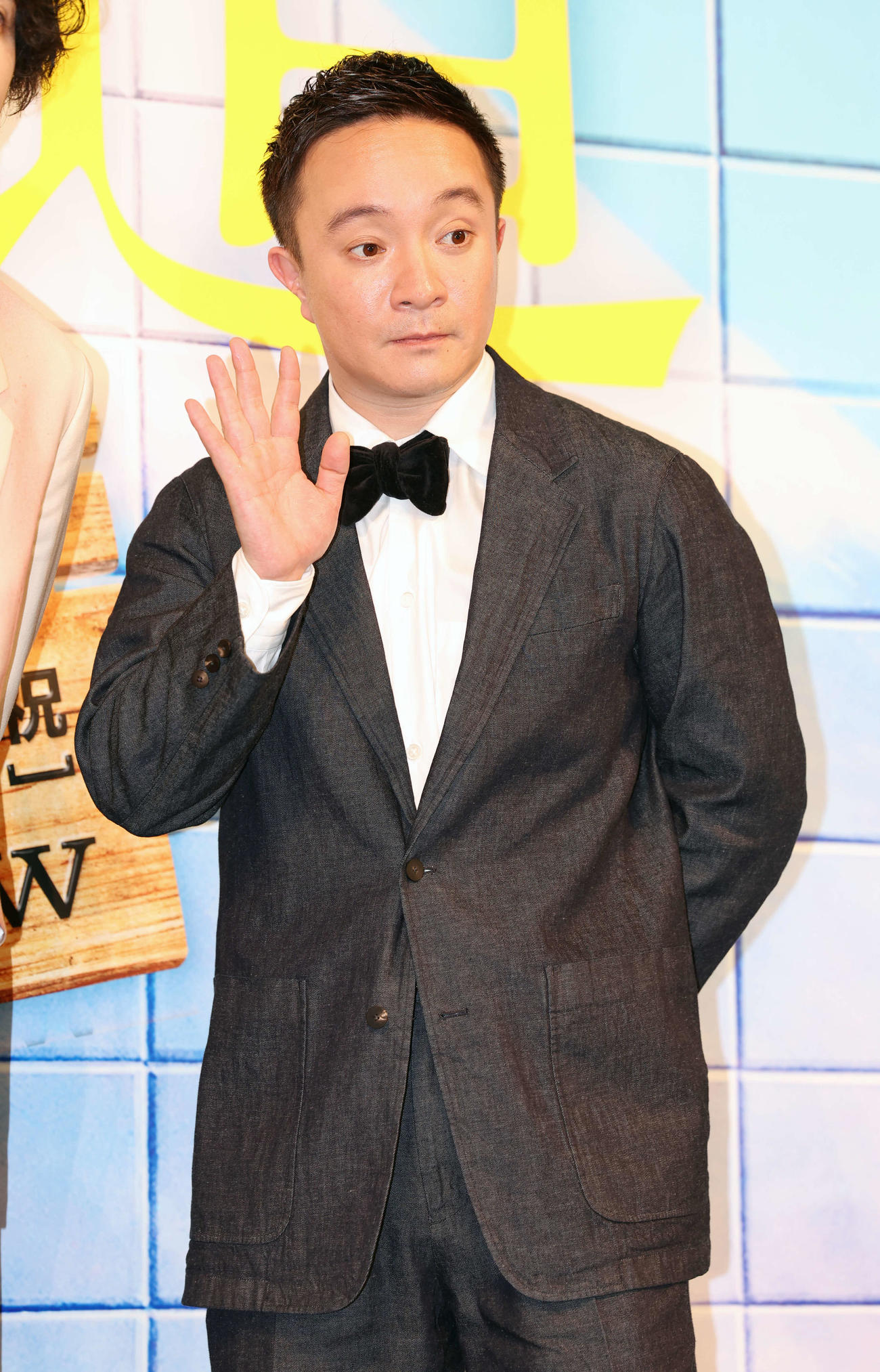 手を振る濱田岳（撮影・宮地輝）
