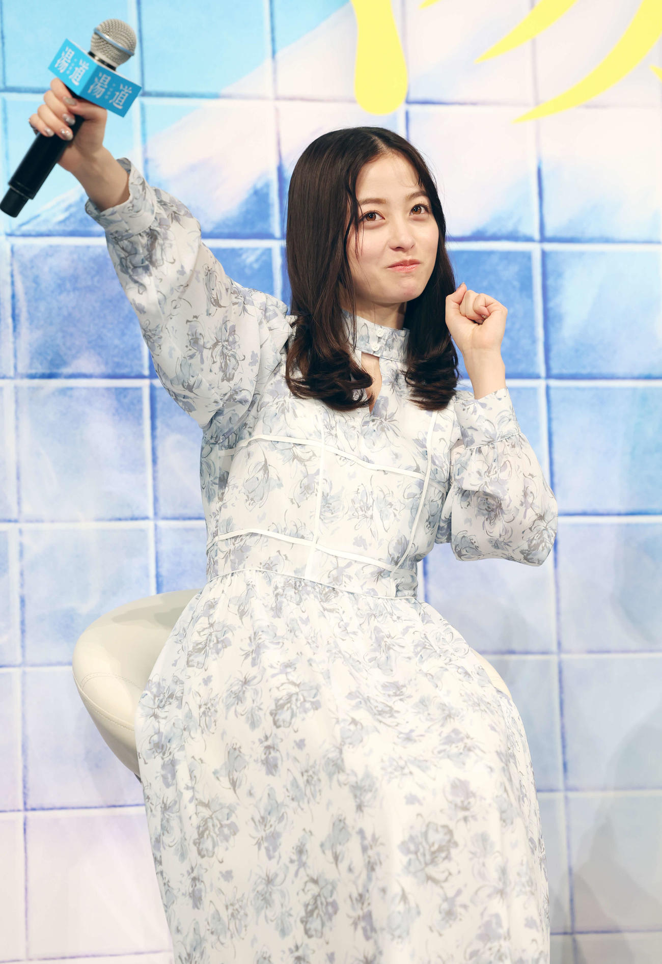 観客とのゲーム企画に優勝してポーズを決める橋本環奈（撮影・宮地輝）