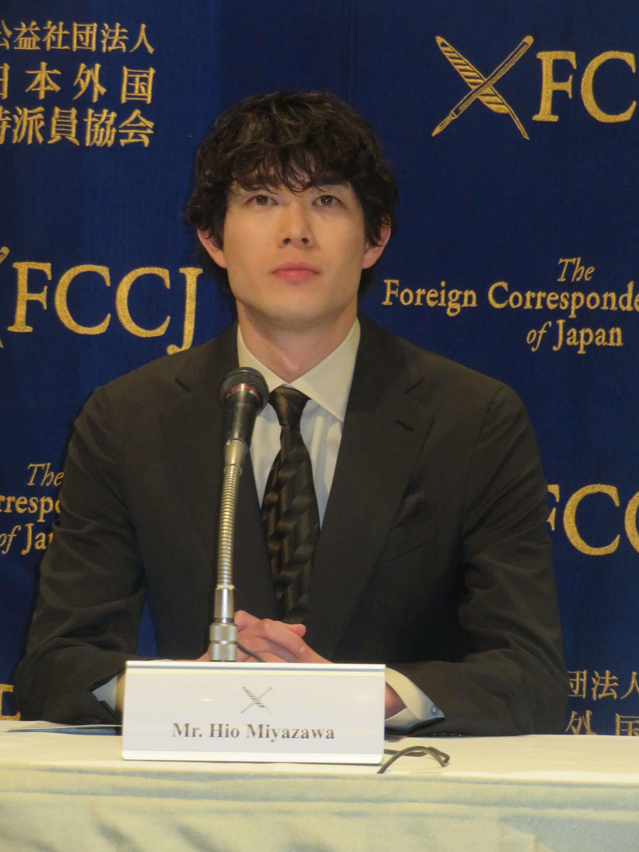 日本外国特派員協会で開かれた「エゴイスト」の試写後、開かれた会見で、流ちょうな英語で語る宮沢氷魚（撮影・村上幸将）