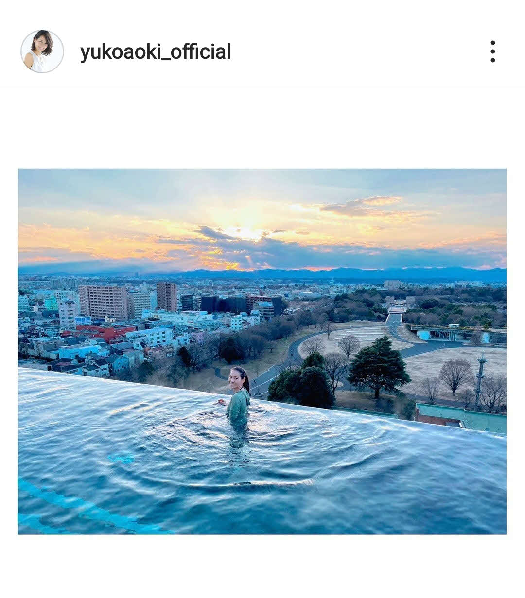 絶景のインフィニティプールで笑顔ショット（青木裕子インスタグラムより）