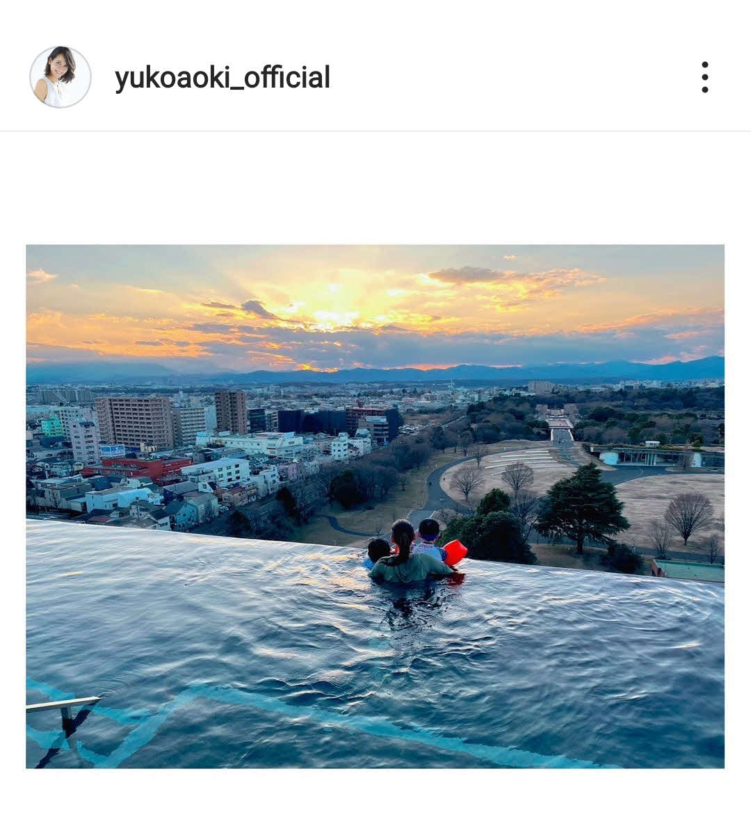 子供たちとプールから景色を眺めるショットを公開（青木裕子インスタグラムより）