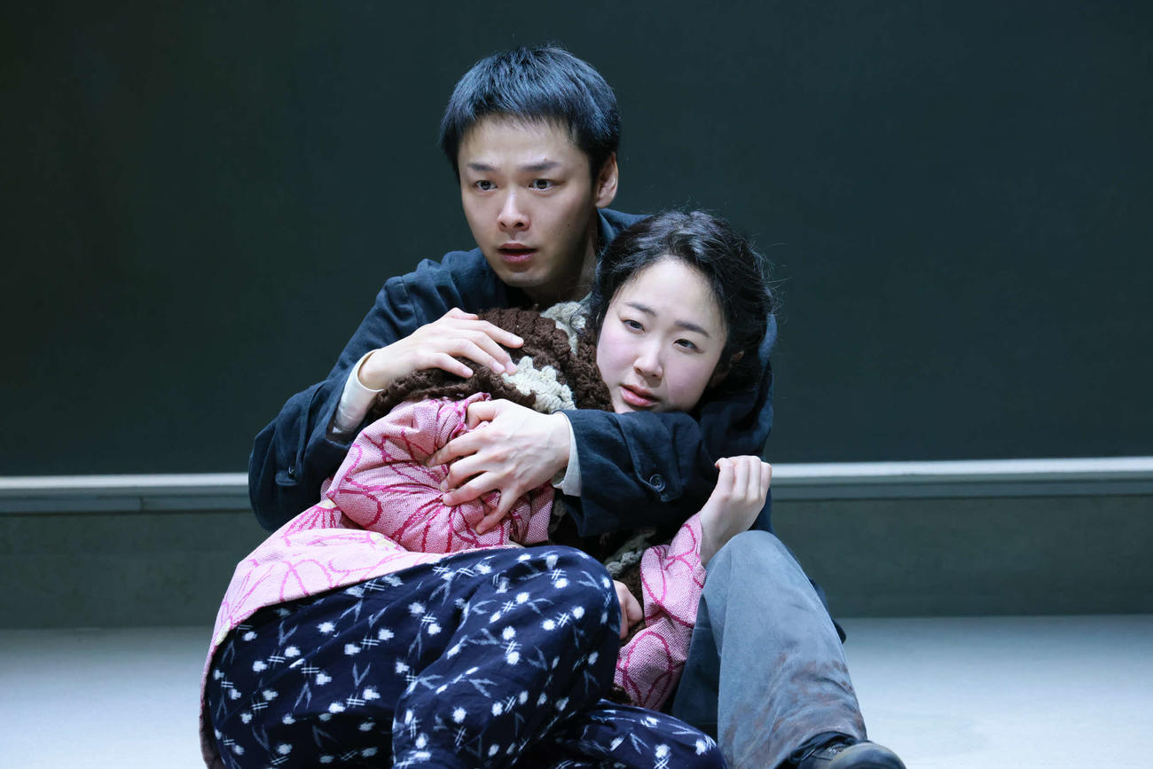 舞台「ケンジトシ」の中村倫也（左）、黒木華（シス・カンパニー提供）