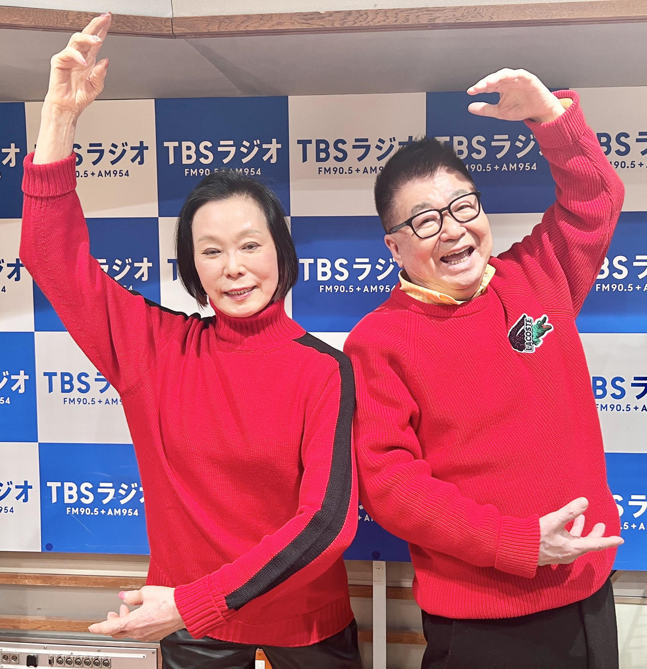 ともに赤いセーター姿でポーズを決める藤田紀子（左）と生島ヒロシ