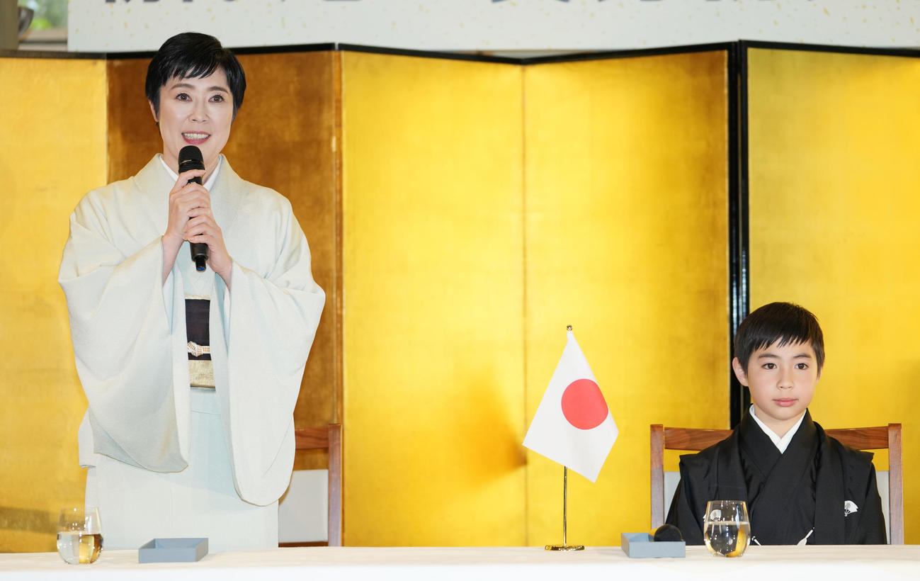 歌舞伎座新開場10周年「團菊祭五月大歌舞伎」初代尾上眞秀初舞台記者会見のフォトセッションで記者の質問に答える寺島しのぶ（左）と寺嶋眞秀（撮影・鈴木みどり）