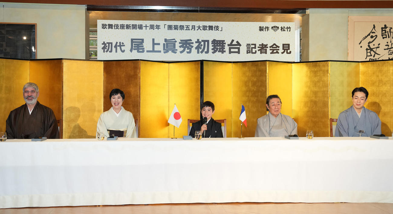 歌舞伎座新開場10周年「團菊祭五月大歌舞伎」初代尾上眞秀初舞台記者会見に臨む、左からローラン・グナシア氏、寺島しのぶ、寺嶋眞秀、尾上菊五郎、尾上菊之助（撮影・鈴木みどり）
