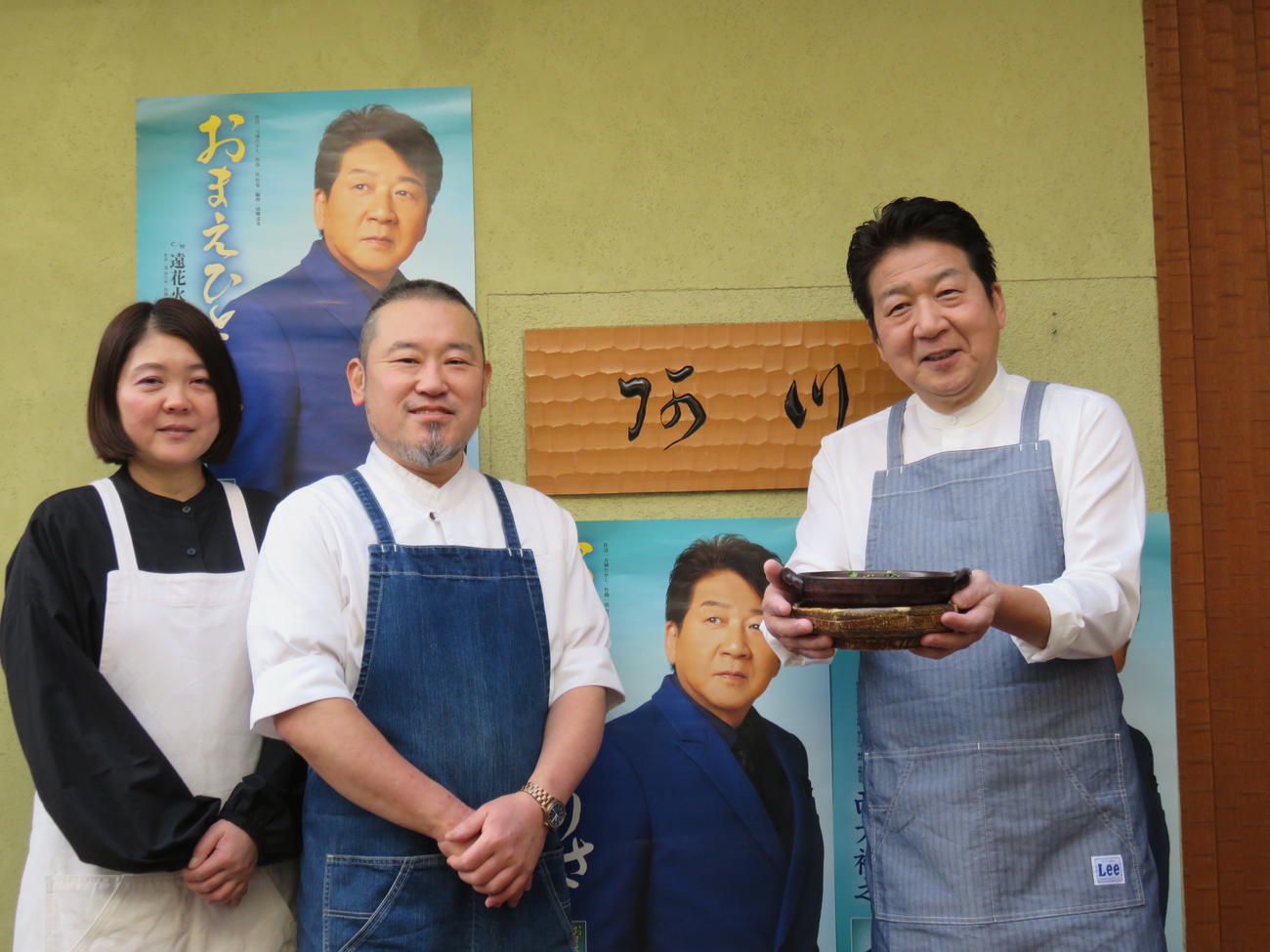 都内の飲食店でPRキャンペーンを行った西方裕之（右）と阿川さん夫妻