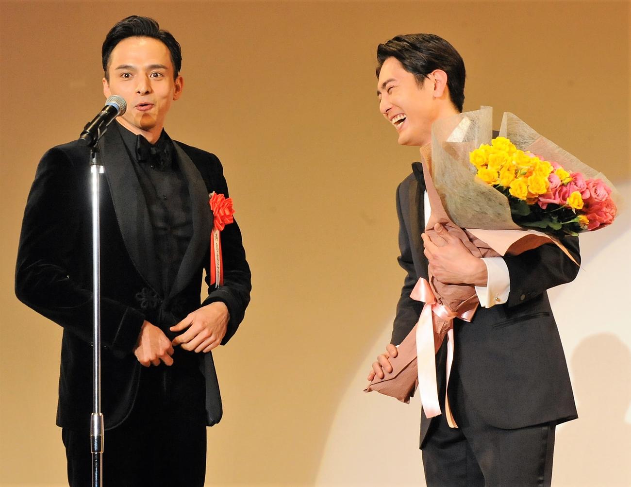 エランドール賞授賞式にサプライズで登場した満島真之介（左）と新人賞受賞の間宮祥太朗（撮影・高橋洋平）